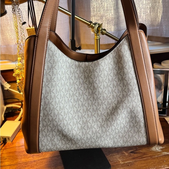 Michael Kors Rosemary Large Shoulder Tote – Vanilla/Acorn Logo Canvas - Picture 9 of 10
